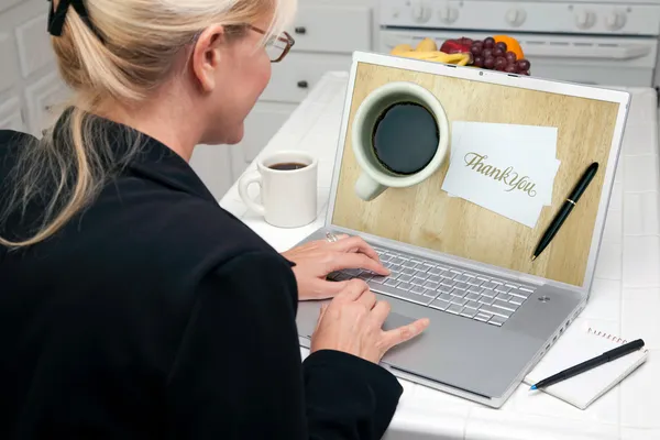 노트북을 사용 하는 부엌에 있는 여자 — 스톡 사진