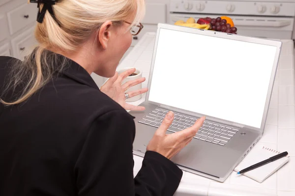 Mulher usando laptop com tela em branco — Fotografia de Stock