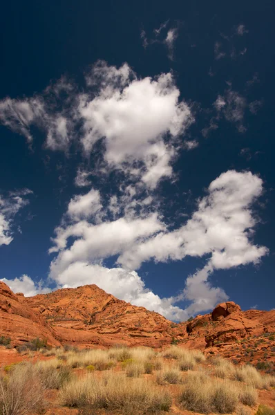 Rocas Rojas de Utah con Dramático Cielo Azul y Nubes — Foto de Stock