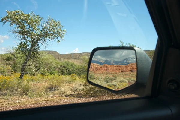 Röd rock i utah i bil spegel — Stockfoto
