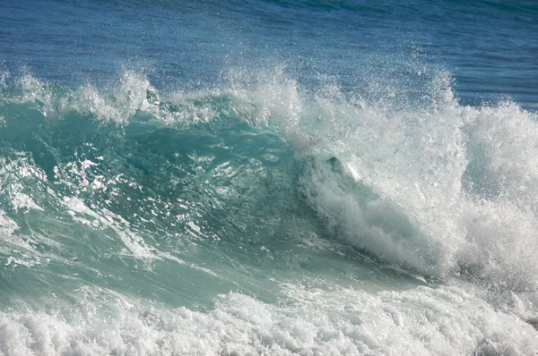 Drammatico Shorebreak Wave in una mattina limpida . — Foto Stock