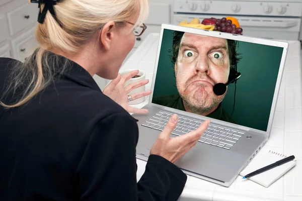 Dziewczyna za pomocą laptopa z mężczyzną na ekranie — Zdjęcie stockowe