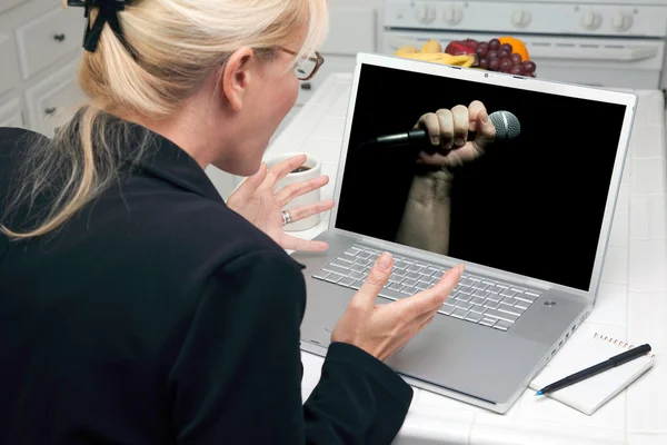 Excited Woman In Kitchen Using Laptop for Freedom of Speech — Stock Photo, Image