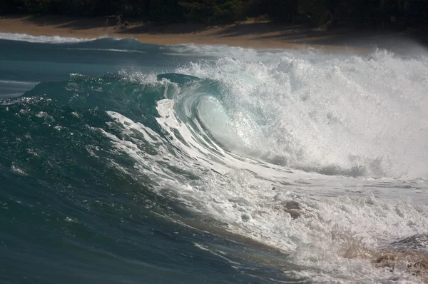 Dramatisk Shorebreak Wave på en klar morgon. — Stockfoto