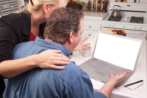 Ζευγάρι στην κουζίνα, χρησιμοποιώντας φορητό υπολογιστή με την κενή οθόνη — Φωτογραφία Αρχείου