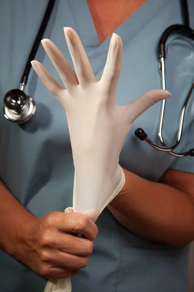 Врач надевает хирургические перчатки — стоковое фото