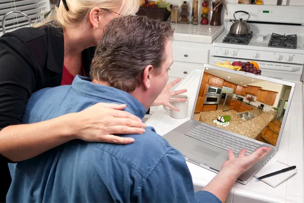 Casal na cozinha usar laptop para pesquisa — Fotografia de Stock