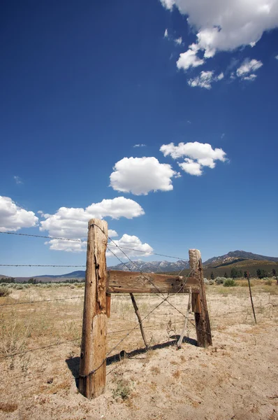 Yaşlı çit ve bulutlar — Stok fotoğraf