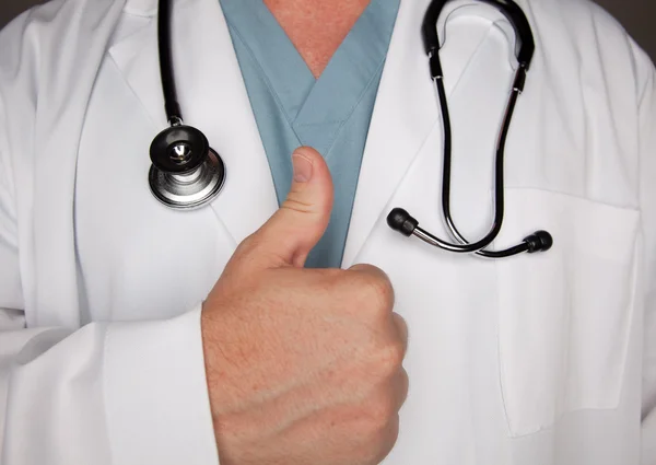 Manliga läkare närbild med tummen upp — Stockfoto