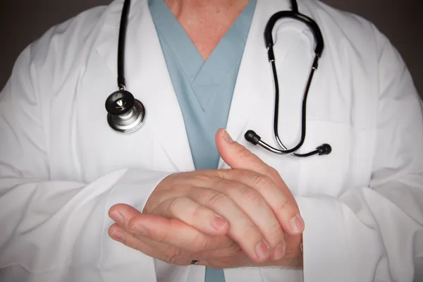 Самець лікар анотація руку з лабораторний халат — стокове фото