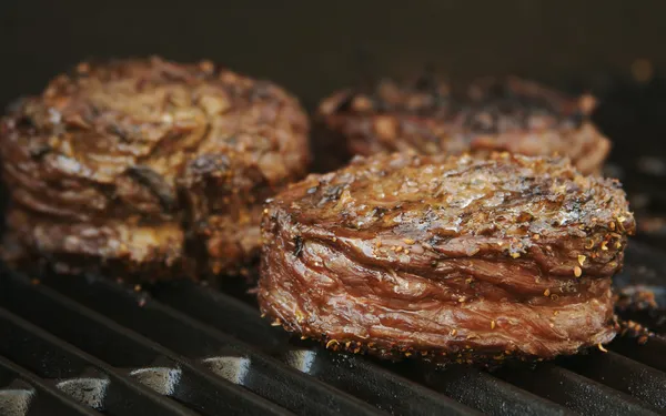 Saftig gewickeltes Flank Steak — Stockfoto