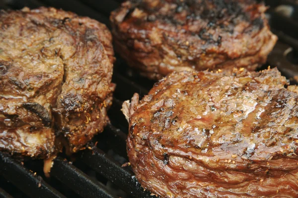Zamatos becsomagolt deréktáji steak — Stock Fotó