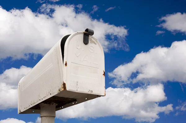 Mavi gökyüzü ve bulut karşı yıpranmış eski posta kutusu — Stok fotoğraf