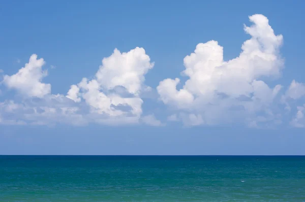 Tropikal kıyı ve bulutlar — Stok fotoğraf