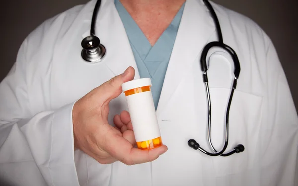 Arts bedrijf leeg geneeskunde fles — Stockfoto