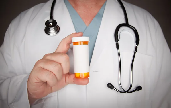 Botella de medicina en blanco del tenedor del doctor —  Fotos de Stock
