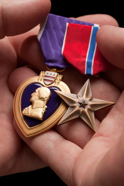 Mor kalp, bronz savaş madalya el — Stok fotoğraf