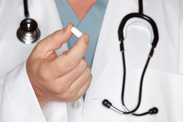 Mężczyzna lekarz stetoskop i pigułki — Zdjęcie stockowe