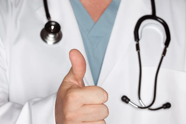 Médico masculino close-up com polegares para cima — Fotografia de Stock