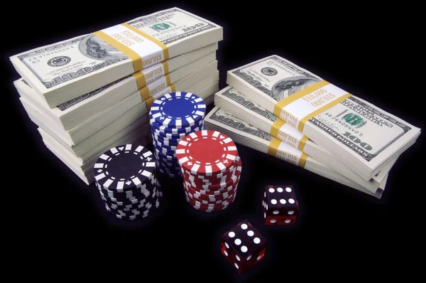 Sto dolarové bankovky, kostky, poker žetony — Stock fotografie
