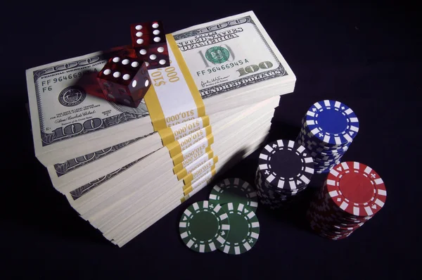 Sto dolarové bankovky, kostky, poker žetony — Stock fotografie