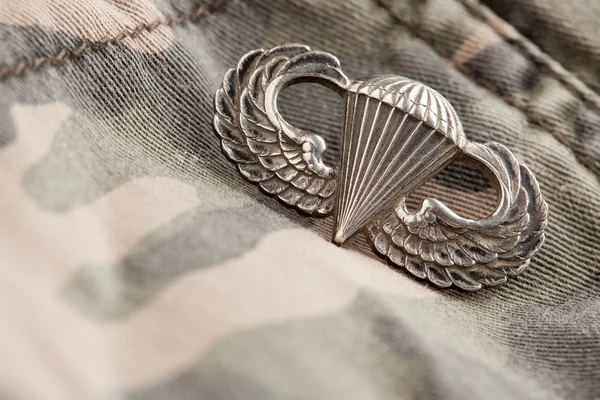Fallskärmsjägare kriget medalj på kamouflage — Stockfoto