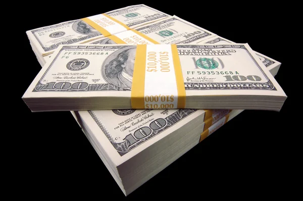 Sto dolarové bankovky na černém pozadí — Stock fotografie