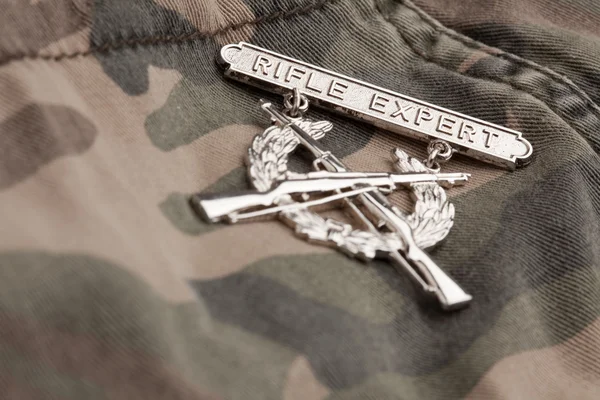 Tüfeği uzman savaş Madalyası kamuflaj üzerinde — Stok fotoğraf