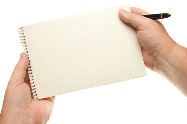 Мужские руки держат ручку и блокнот бумаги — стоковое фото