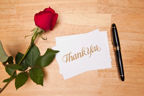 Carte de remerciement, stylo et rose sur bois — Photo