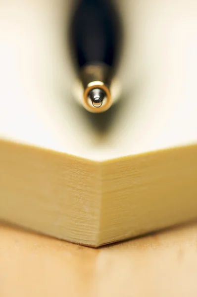 Penna och bokföra den anteckningar pad mot trä — Stockfoto