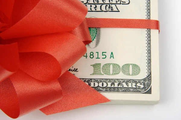 Sto dolarové bankovky, zabalené v červené barvě — Stock fotografie