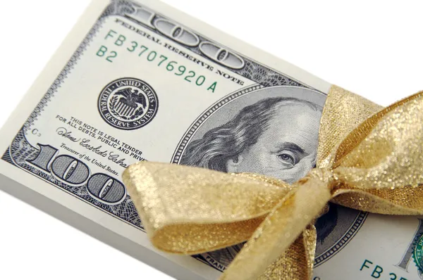 Pila de dinero de EE.UU. envuelto arco de oro —  Fotos de Stock