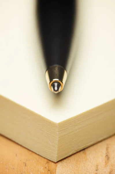 Στυλό και post σημειώνει μαξιλάρι κατά ξύλο — Φωτογραφία Αρχείου