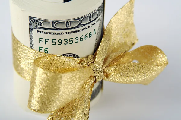Cien billetes de dólar envueltos en oro — Foto de Stock