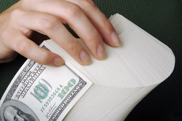 米お金の大規模なスタックを持つ女性 — ストック写真