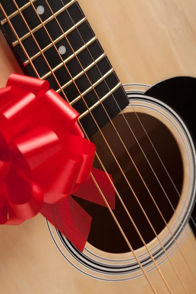 吉他和字符串用红丝带 — 图库照片