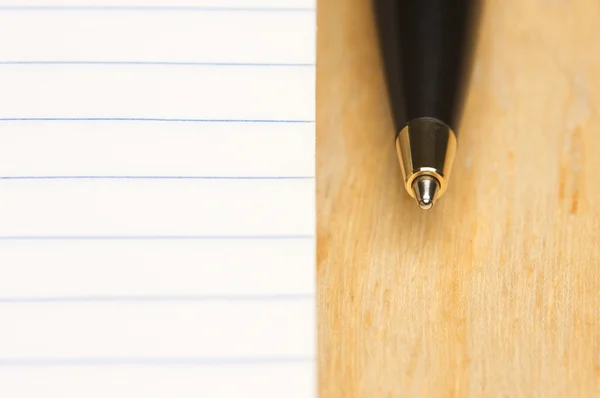 Pen en pad bekleed papier op hout — Stockfoto