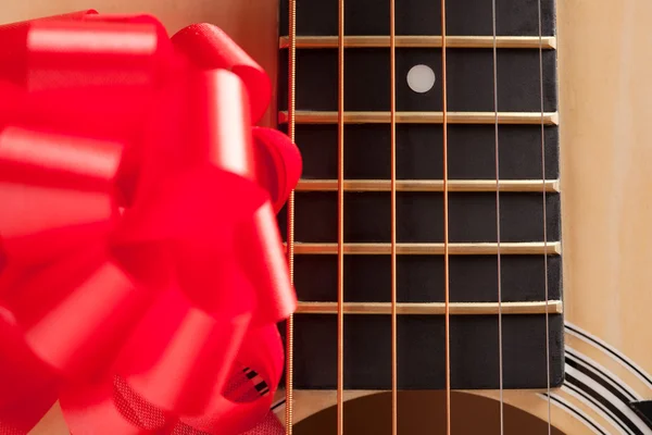 Gitar telleri kırmızı kurdele ile — Stok fotoğraf
