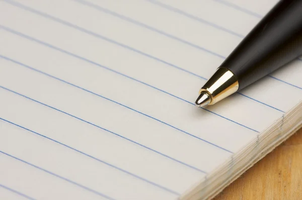 Στυλό και pad, χαρτί με γραμμές στο ξύλο — Φωτογραφία Αρχείου