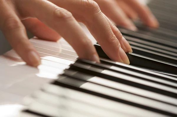 Kobiece palce na klawiszach fortepianu cyfrowego — Zdjęcie stockowe