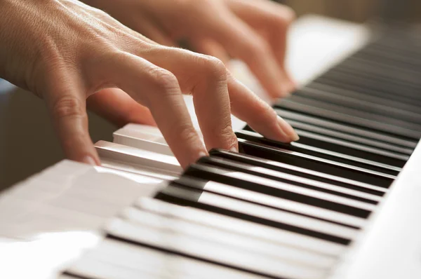 女性的手指上数码钢琴键 — 图库照片