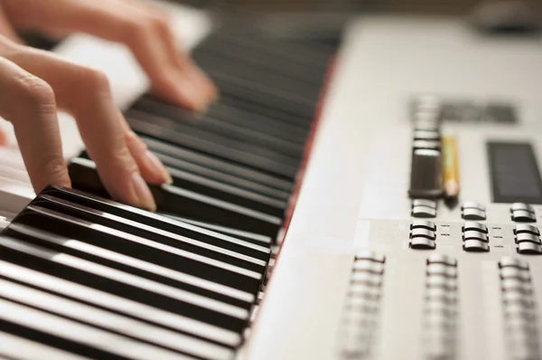 Kvinnliga fingrar på digital pianotangenter — Stockfoto