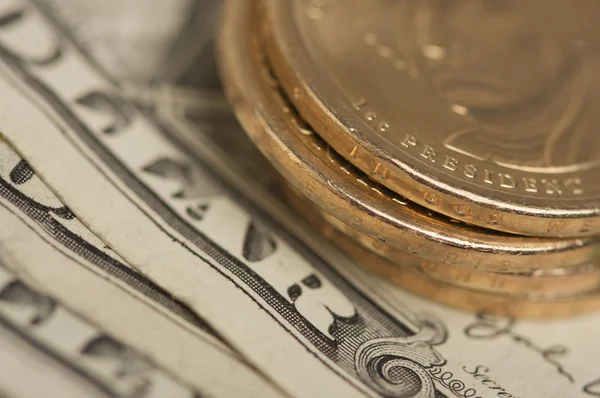 Аннотация монеты в долларах США на долларовом купюре — стоковое фото
