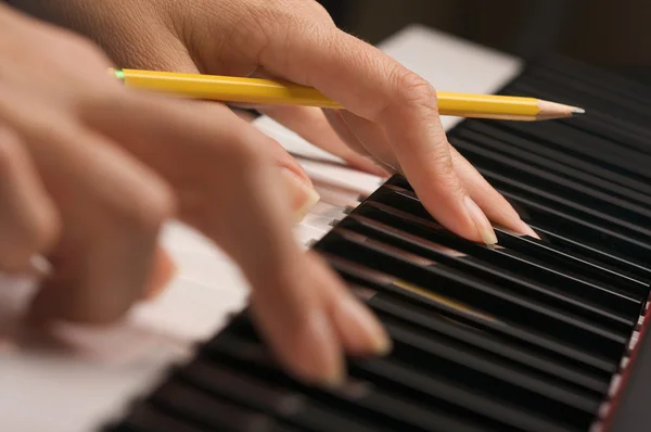 Doigts Femlae sur les touches numériques pour piano — Photo