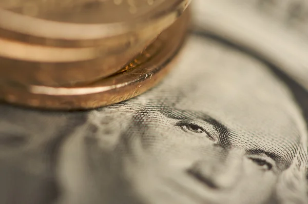 Soyut dolar banknotunun üzerinde yeni ABD Doları sikke — Stok fotoğraf