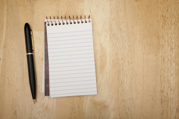 Σημειωματάριο και στυλό πάνω σε ξύλο — Φωτογραφία Αρχείου