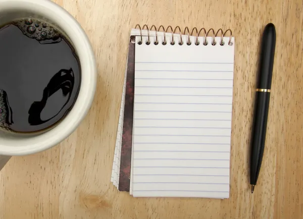 Tasse de café, tampon blanc et stylo sur bois — Photo