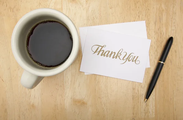 Ευχαριστήρια κάρτα σημείωση, στυλό και καφέ — Φωτογραφία Αρχείου