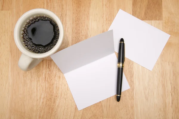 Tarjeta de nota en blanco, pluma y taza de café —  Fotos de Stock